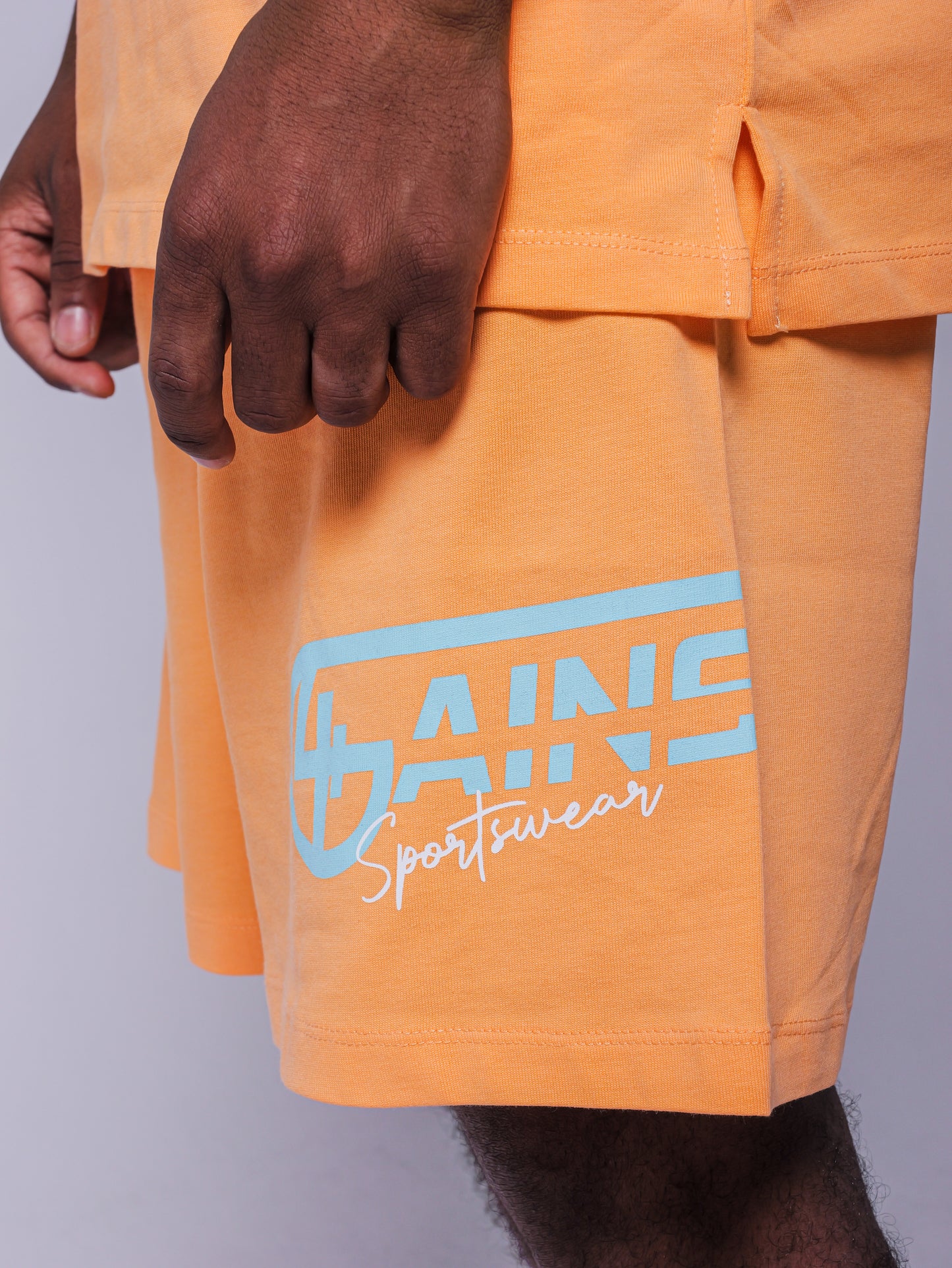 4GAINS Sportswear kurze Hose in der Farbe apricot mit türkisenem Aufdruck