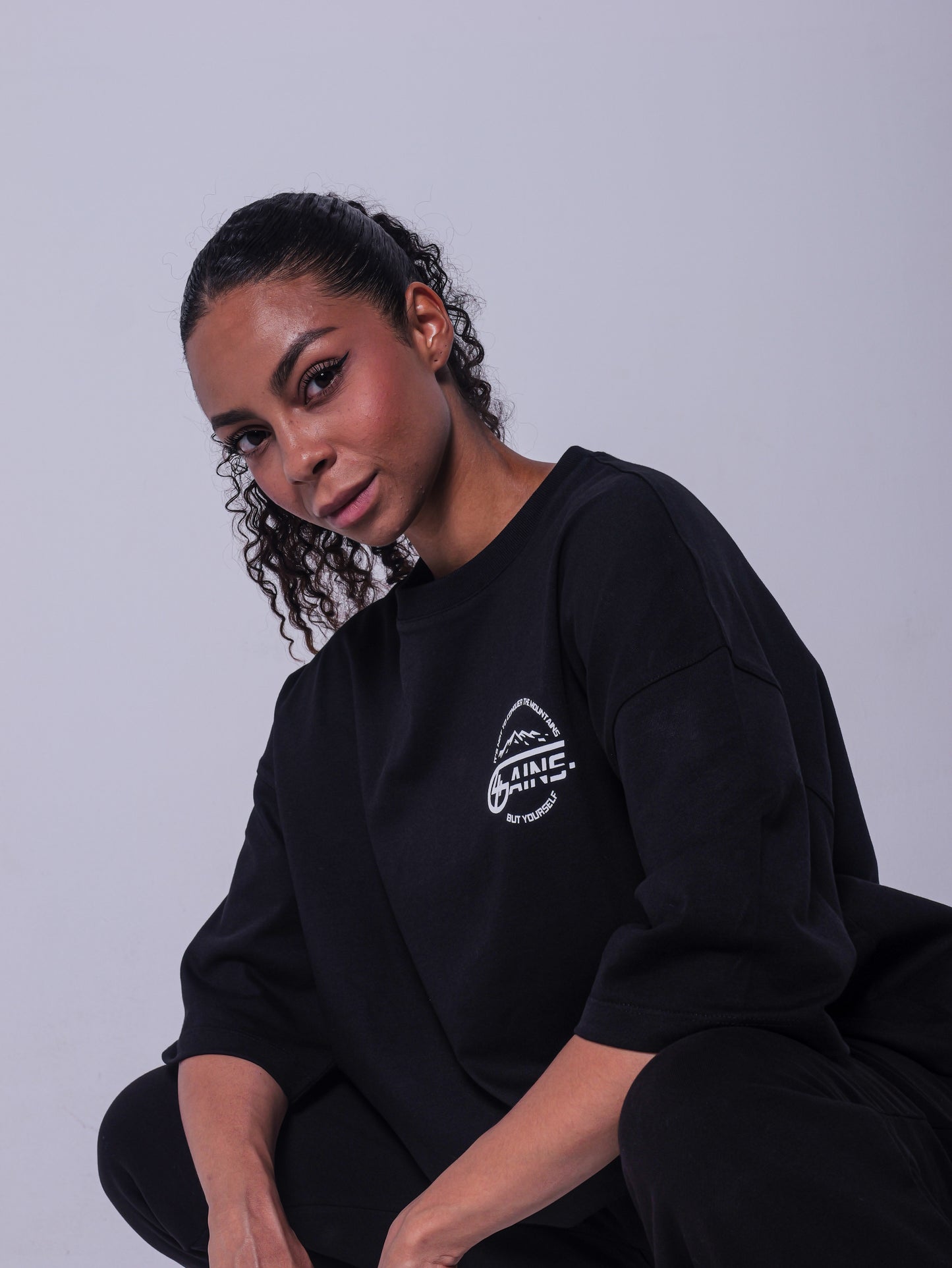 Schwarzes 4GAINS Mountains T-Shirt mit oversized Schnitt an einem weiblichen Model