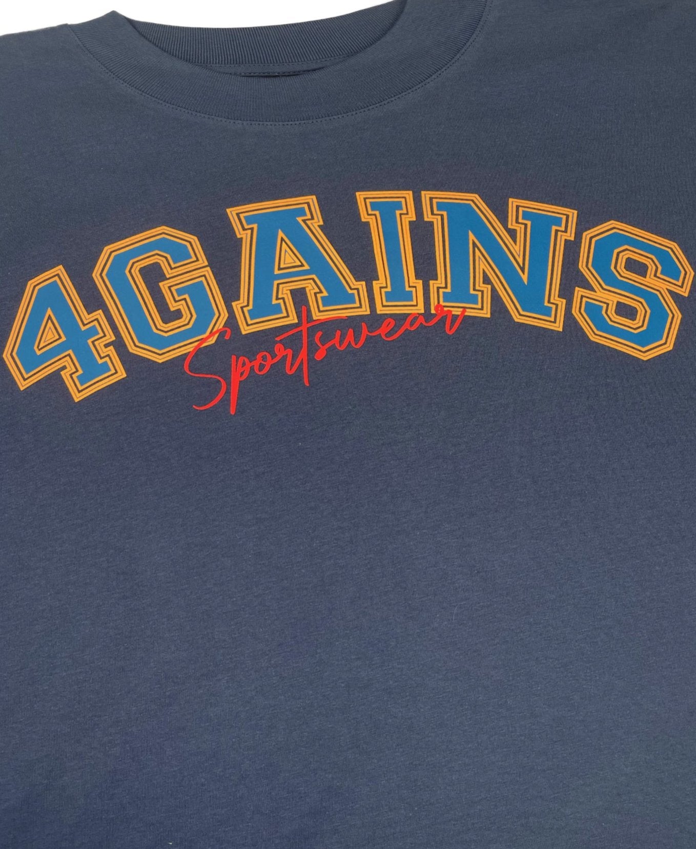 Detail Aufnahme von dem "4GAINS" und "Sportswear" Schriftzug auf der Vorderseite des T-Shirts