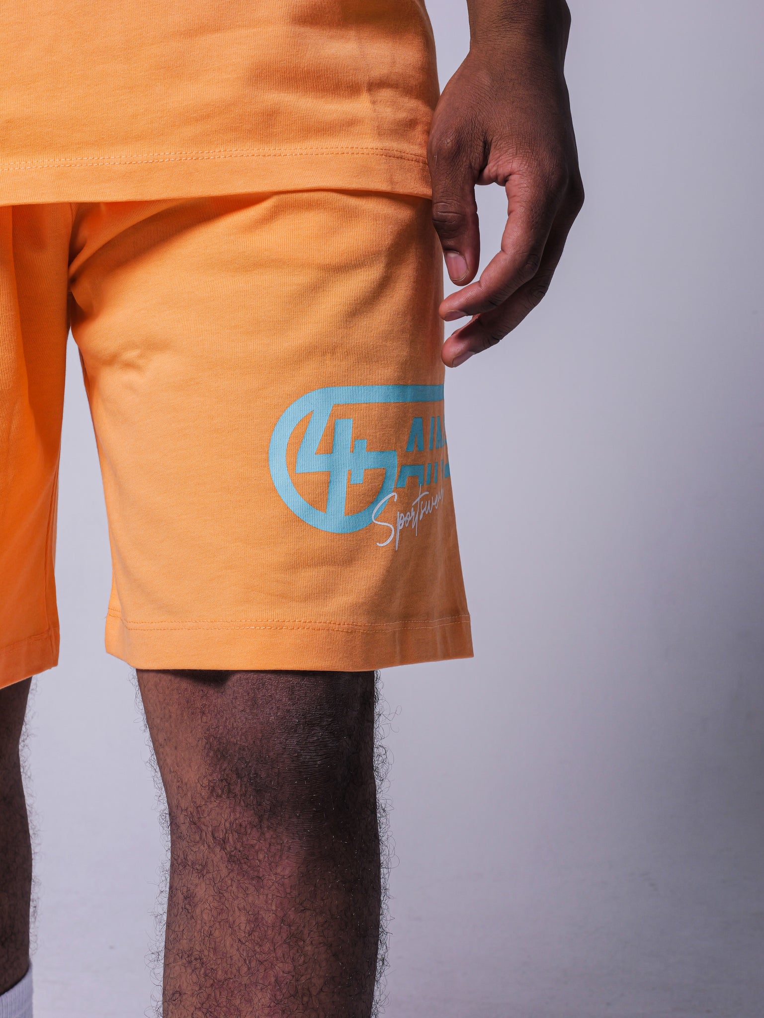 4GAINS Sportswear kurze Hose in der Farbe apricot mit türkisenem Aufdruck