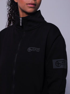 4GAINS Tracksuit Jacke in der Farbe schwarz mit schwarzem Puff Print an einem weiblichen Model 