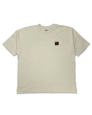 4GAINS Cream Dreamer T-Shirt in der Farbe Creme mit schwarz/orangenem "4GAINS - CHASE YOUR DREAMS" Patch auf der linken Brust