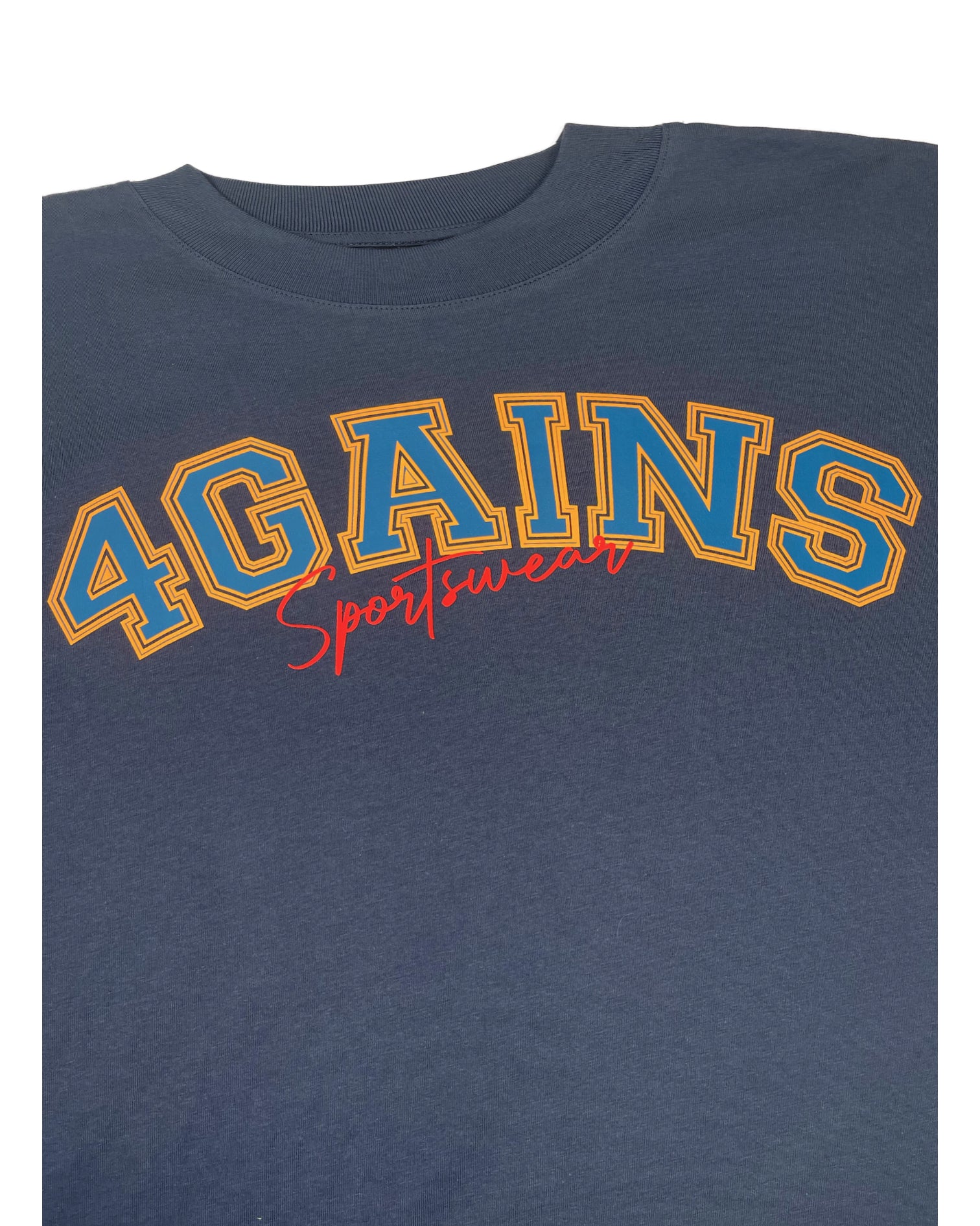 Detail Aufnahme von dem "4GAINS" und "Sportswear" Schriftzug auf der Vorderseite des T-Shirts