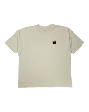4GAINS Cream Dreamer T-Shirt in der Farbe Creme mit schwarz/orangenem "4GAINS - CHASE YOUR DREAMS" Patch auf der linken Brust