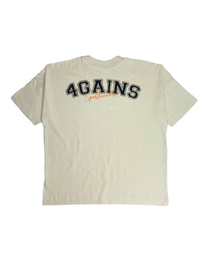 4GAINS Cream Dreamer T-Shirt in der Farbe Creme mit schwarzem "4GAINS" in College Schrift und orangenem "Sportswear" Aufdruck auf der Rückseite